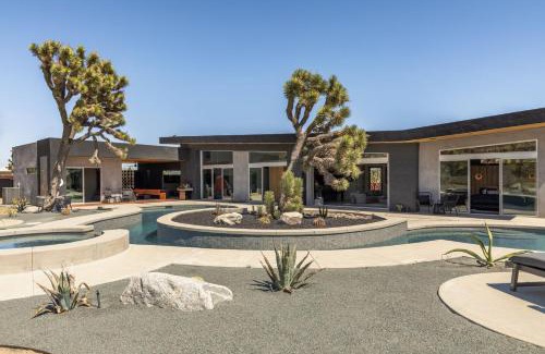 Yucca Valley House | Dragonfly by Fieldtrip Luxe Oasis w Resort Pool
