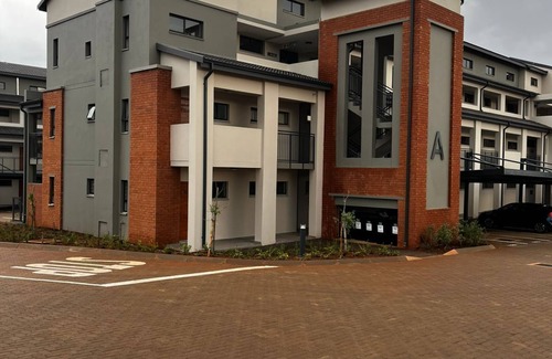 Greater Johannesburg Metropolitan Area Apartment | Draw back to this haven, You can easily reach the world and it can come to you.