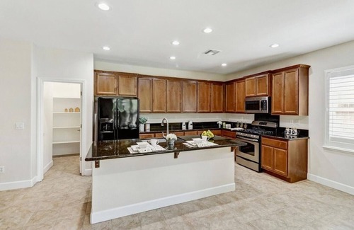 Elk Grove House | Dream house with 2 Master bedrooms, covered patio in the Elk Grove center