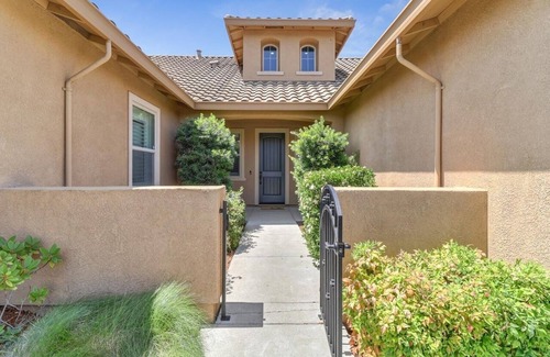 Elk Grove House | Dream house with 2 Master bedrooms, covered patio in the Elk Grove center