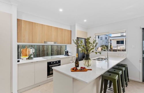 Oxenford House | Dream World Escape 4BR Oxenford - Pool, Gym BBQ