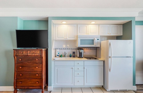 Ortona Park Apartment | Dreamy coastal condo with ocean views, beach access, gym & kitchenette