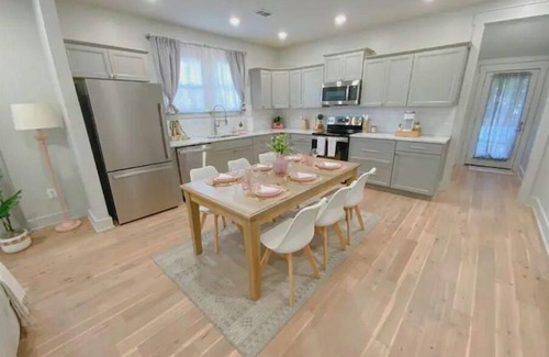 East Memphis House | Dreamy Getaway 2br|2ba, Relaxing Backyard w/Mural