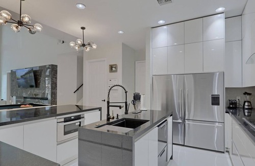 Wellington House | Dreamy luxurious Paradise with Pool, theater, Jacuzzi, beautiful lake