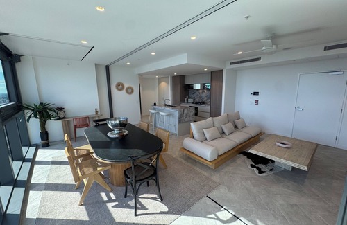 Brisbane Central Business District Apartment | Dreamy Queens Wharf luxury pad w car park