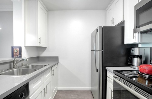 Palms Apartment | Dreamy Westside 1BR w/Gym + Pool, Tennis near Culver City, by Blueground