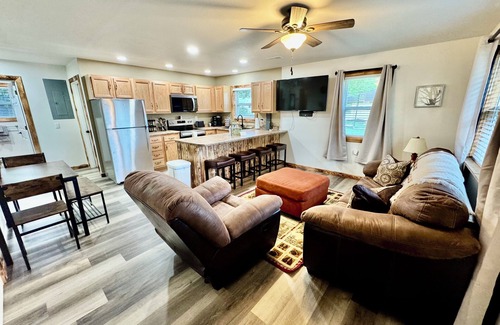 Mountain Grove House | Drew’s Delight - Relax in Comfort! Modern, Fully Remodeled, No Stairs!
