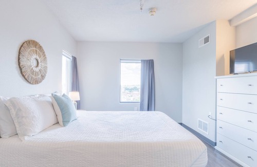 Historic East Village Apartment | Driftwood - 1BD/1BA in the East Village with Stunning Views of Downtown