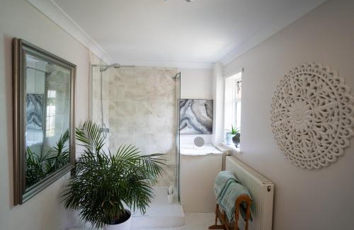 Saltdean Apartment | Driftwood by the Sea