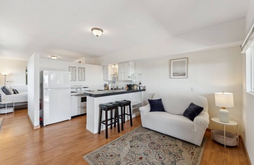 Santa Barbara House | Driftwood Club - Whitney's Oceanview Studio! (Full Kitchen)