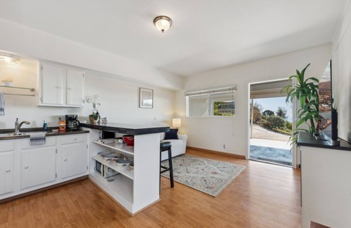 Santa Barbara House | Driftwood Club - Whitney's Oceanview Studio! (Full Kitchen)