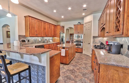 Driftwood House | Driftwood Manor - Upscale Hill Country property with Private Pool!