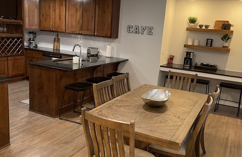 Tulsa House | Driller’s Den III Newly Remodled-4 bdrm/3 bath-Close to Expo and Midtown