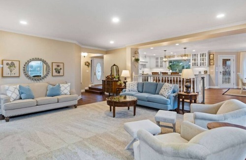 Bayview House | Dromore Estate & Lilac Cottage · Luxury Lakeview Estate- 2 homes on 2 acres!