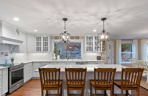 Bayview House | Dromore Estate & Lilac Cottage · Luxury Lakeview Estate- 2 homes on 2 acres!