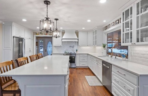 Bayview House | Dromore Estate & Lilac Cottage · Luxury Lakeview Estate- 2 homes on 2 acres!