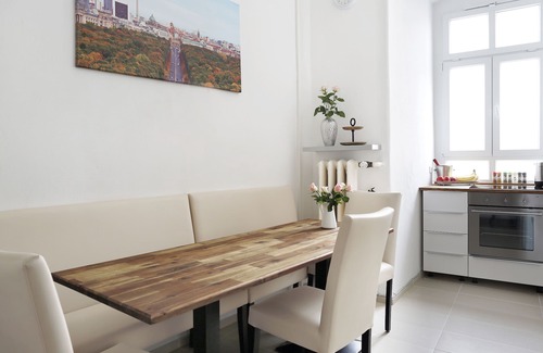 Charlottenburg-Wilmersdorf Apartment | DROY Droysenstr. Old building - box spring beds - near Kurfürstendamm