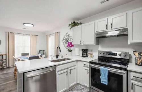 Downtown House | DT/2 Spacious 3BR Suites/FreeParking/SelfCheckin