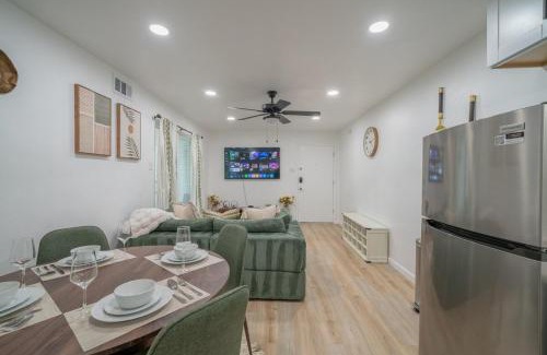 Dallas Apartment | DT DFW Chic Free Parking and Pool In Medical District