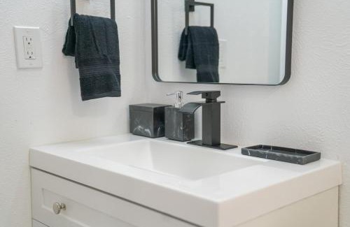 Dallas Apartment | DT DFW Chic Free Parking and Pool In Medical District