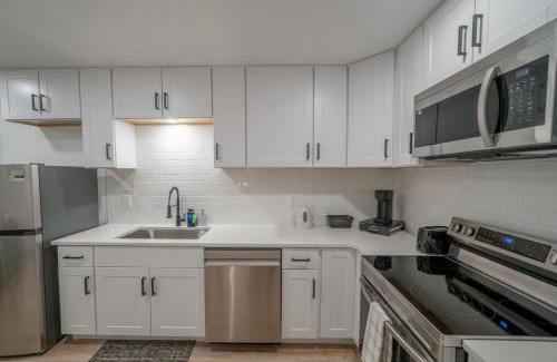 Dallas Apartment | DT DFW Chic Free Parking and Pool In Medical District