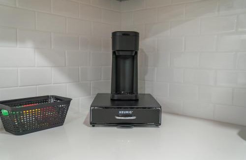 Dallas Apartment | DT DFW Chic Free Parking and Pool In Medical District