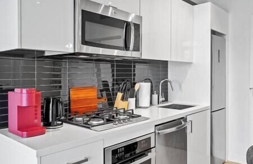 Connaught Apartment | DT Views |UG Park | Mins to Saddledome | Pool| Gym