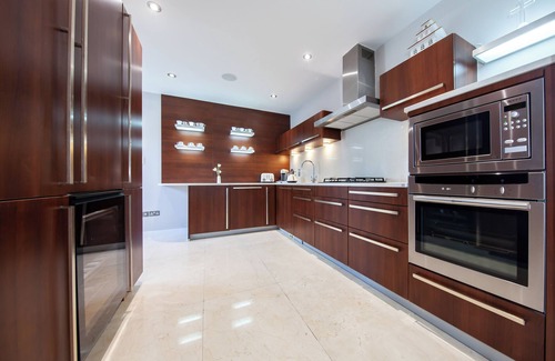 Ballsbridge House | Dublin Retreat Sleeps 6 with Parking