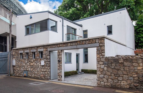 Ballsbridge House | Dublin Retreat Sleeps 6 with Parking