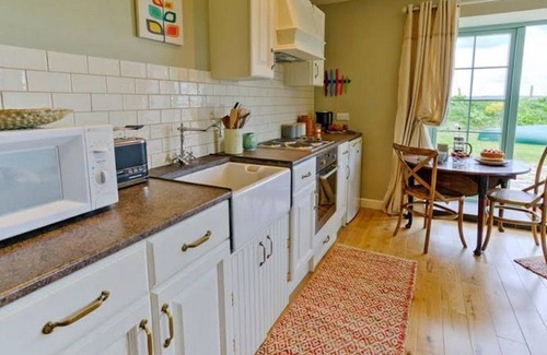 Malltraeth Apartment | Duck House - a dog that sleeps 2 guests in 1 bedroom
