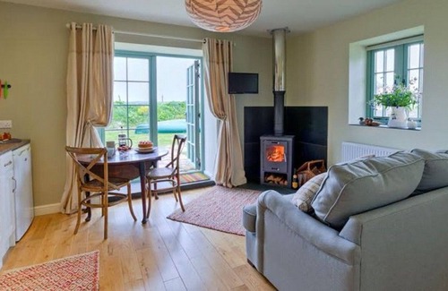 Malltraeth Apartment | Duck House - a dog that sleeps 2 guests in 1 bedroom