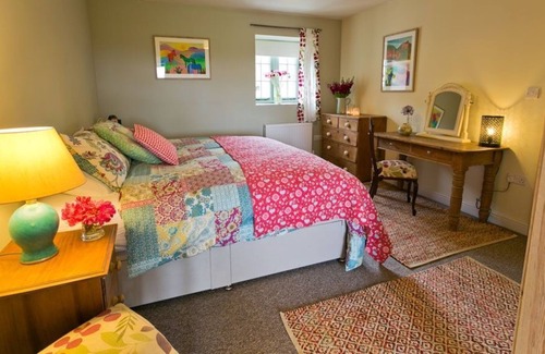 Malltraeth Apartment | Duck House - a dog that sleeps 2 guests in 1 bedroom