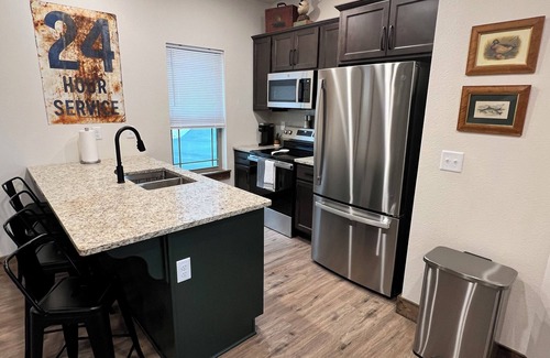 Hollister Cabin | Duckingham Palace - Cozy 2-bedroom Cabin - Private Hot Tub - Hollister, MO