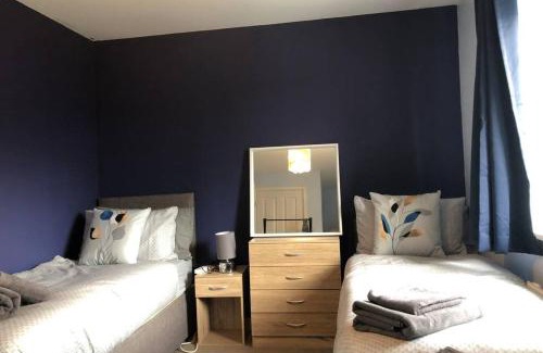 Dudley House | Dudley House *Staycation & Contractors* Sleeps 7