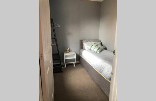 Dudley House | Dudley House *Staycation & Contractors* Sleeps 7