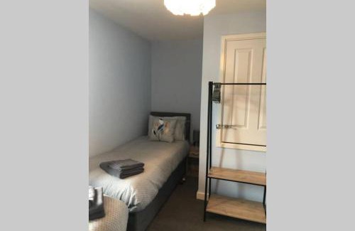 Dudley House | Dudley House *Staycation & Contractors* Sleeps 7