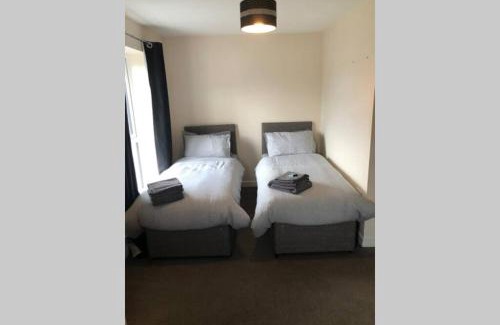 Dudley House | Dudley House *Staycation & Contractors* Sleeps 7