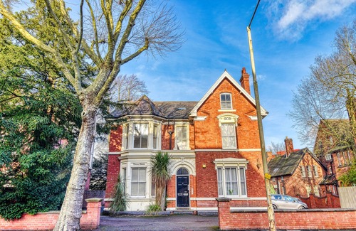 Dudley Apartment | Dudley-Spacious Exec 1 bed - Long stay - Parking!