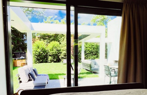 Ouddorp Villa | Dune villa in Ouddorp at the sea for 8 pers. with hottub and trampoline.