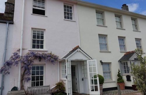 Dittisham House | Dunedin - Waterside location, private garden and buckets of charm