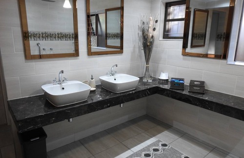 Colchester Bed & Breakfast | Dungbeetle River Lodge