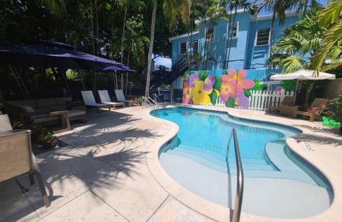 Downtown Apartment | Duval Street Suite w parking and pool