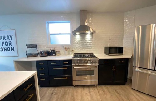 East Kootenay House | DWELL/Fernie/BC/Hot Tub/Walk to Downtown