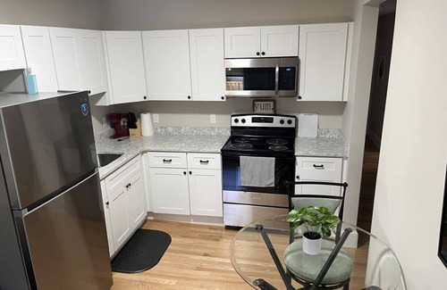 Beverly Apartment | Dwtn Apt~King Beds~Mins to Salem