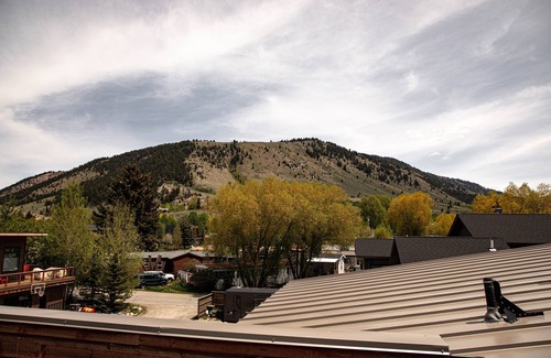 Jackson House | E Jackson in Modern Style w Jackson Hole Property Management