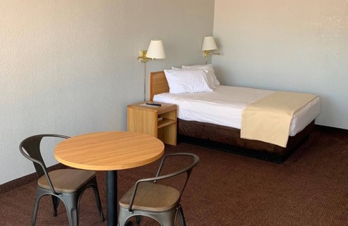 Downtown Phoenix Hotel | E-Z 8 Motel Phoenix Airporter