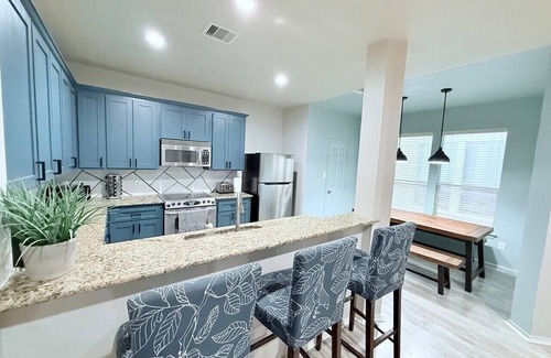 East Downtown Houston Villa | EaDo Townhome Pool Table By Convention & Stadiums