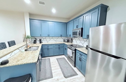 East Downtown Houston Villa | EaDo Townhome Pool Table By Convention & Stadiums