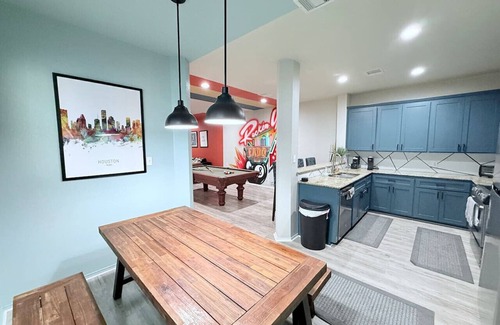 East Downtown Houston Villa | EaDo Townhome Pool Table By Convention & Stadiums