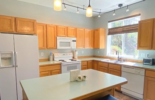 Redmond House | Eagle Crest dog friendly on the golf course home